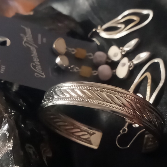 Universal thread earrings and a stamped braided cuff bracelet. Lot Of 3 - Picture 6 of 7